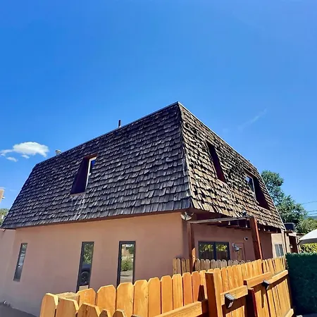 New Enchanting Retreat Near Downtown Santa Fe