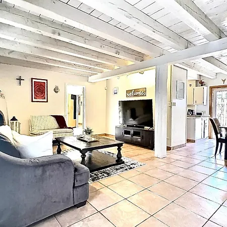 New Enchanting Retreat Near Downtown Villa *