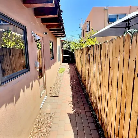 New Enchanting Retreat Near Downtown Villa Santa Fe