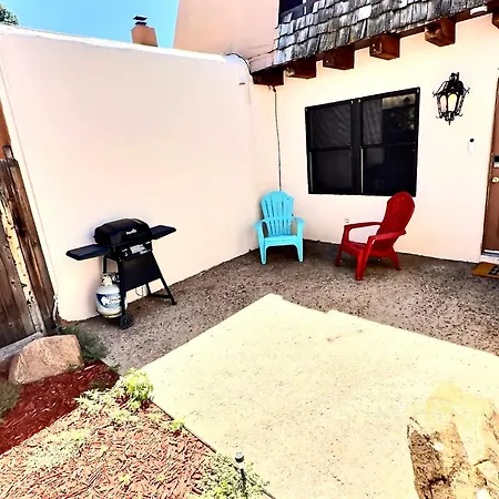 New Enchanting Retreat Near Downtown Santa Fe