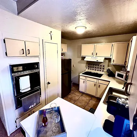 New Enchanting Retreat Near Downtown Villa *